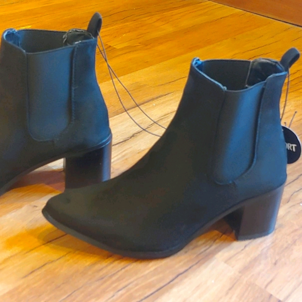Black chelsea boots